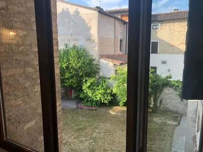 Giardino di Casetta in piazza nel paese dei ciliegi