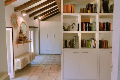 Biblioteca nella casa vacanze