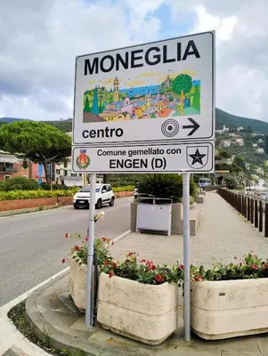 Vista generica sulle montagne o vista sulle montagne dall'interno dell'affittacamere