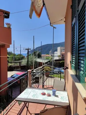 Vista generica sulle montagne o vista sulle montagne dall'interno dell'appartamento