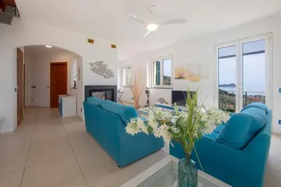 Area soggiorno di 257b - Villetta Maiso - Vista Mare, Giardino e Piscina Privata a 2 minuti di auto dalle spiagge e mare - PARCHEGGIO PRIVATO INCLUSO
