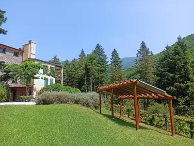 Vista generica sulle montagne o vista sulle montagne dall'interno dell'appartamento