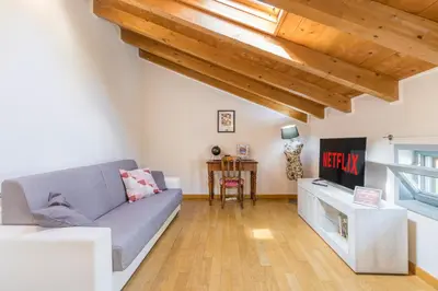 TV o dispositivi per l'intrattenimento presso Stazione a 200m - Centro - Easy Parma Stay