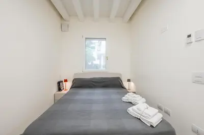 Letto o letti in una camera di Loft Il Moro 2 Maranello Sassuolo Free Netflix & wi-fi