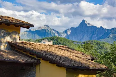 Vista generica sulle montagne o vista sulle montagne dall'interno della villa