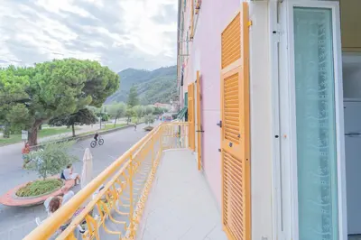 Vista generica sulle montagne o vista sulle montagne dall'interno dell'appartamento