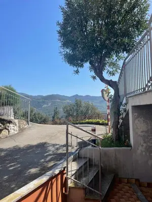 Vista generica sulle montagne o vista sulle montagne dall'interno dell'appartamento