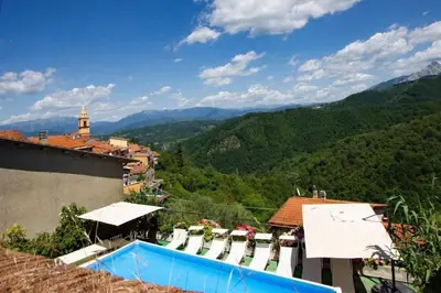 Vista generica sulle montagne o vista sulle montagne dall'interno dell'appartamento