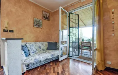 Area soggiorno di Awesome Apartment In Casarza Ligure