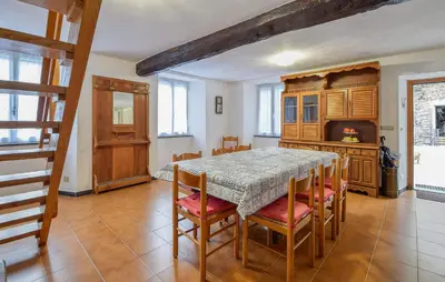 Cucina o angolo cottura di 4 Bedroom Stunning Home In Tribogna
