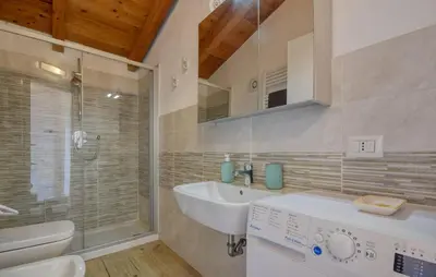 Bagno di 5 Bedroom Stunning Home In Lavagna