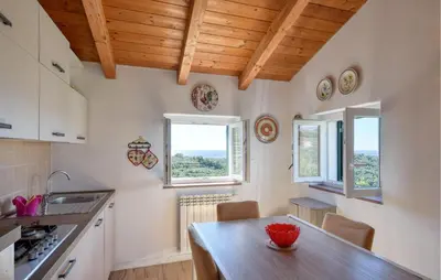 Cucina o angolo cottura di 5 Bedroom Stunning Home In Lavagna