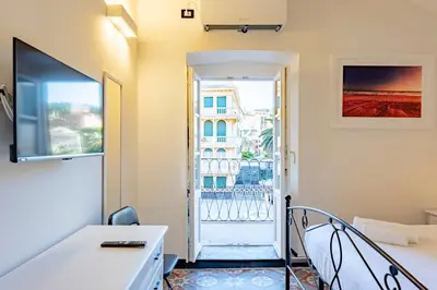 TV o dispositivi per l'intrattenimento presso JOIVY Bright 2BR flat, moments from the beach
