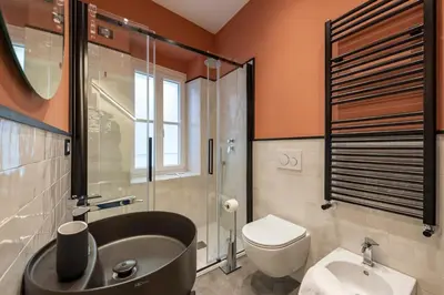 Bagno di JOIVY Bright 2BR flat, moments from the beach