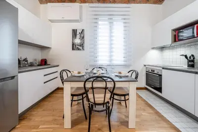 Cucina o angolo cottura di Martin's Home - Historic Boutique Apartment with Free Parking, Fast Wi-Fi, AC, Perfect for Couples & Business in Modena Center