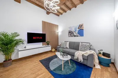 TV o dispositivi per l'intrattenimento presso Martin's Home - Historic Boutique Apartment with Free Parking, Fast Wi-Fi, AC, Perfect for Couples & Business in Modena Center