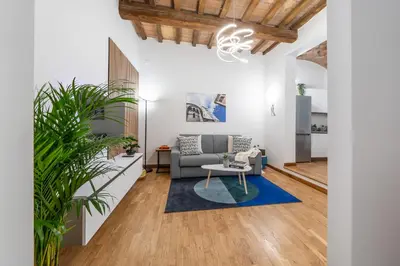Area soggiorno di Martin's Home - Historic Boutique Apartment with Free Parking, Fast Wi-Fi, AC, Perfect for Couples & Business in Modena Center