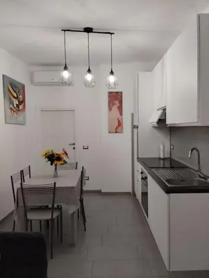 Cucina o angolo cottura di Appartamento dietro il lungomare fra le due baie, fino a 8 posti letto