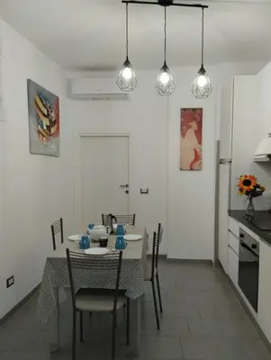 Cucina o angolo cottura di Appartamento dietro il lungomare fra le due baie, fino a 8 posti letto