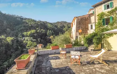 Vista generica sulle montagne o vista sulle montagne dall'interno della casa vacanze