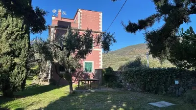 Vista generica sulle montagne o vista sulle montagne dall'interno dell'appartamento