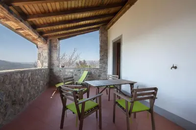 Balcone o terrazza di appartamento in casa medievale