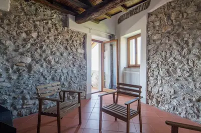 Area soggiorno di appartamento in casa medievale