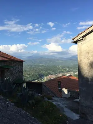 Vista generica sulle montagne o vista sulle montagne dall'interno dell'appartamento