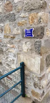 Certificato, attestato, insegna o altro documento esposto da Casa Violetta