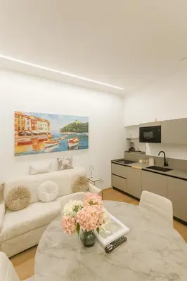 Cucina o angolo cottura di WELCOME RIVIERA- Mazzini 77 con WIFI, condizionamento in ogni stanza, parcheggio a pagamento 15euro al giorno da prenotare in anticipo