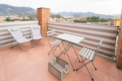 Vista generica sulle montagne o vista sulle montagne dall'interno dell'appartamento