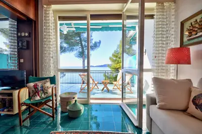Area soggiorno di Tigullio Dreams - Appartamento con accesso privato al mare e box auto