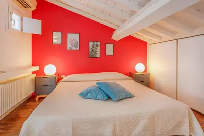Letto o letti in una camera di Ghirlandina Loft - In the Historic Center of Modena
