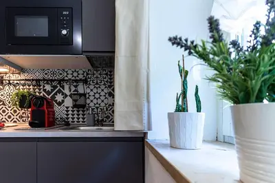 Cucina o angolo cottura di RELAX - Casa a 2 Passi dal Centro con Free Parking e WiFi