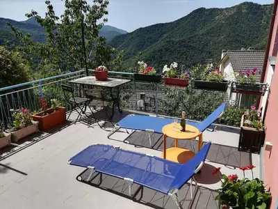 Vista generica sulle montagne o vista sulle montagne dall'interno dell'appartamento