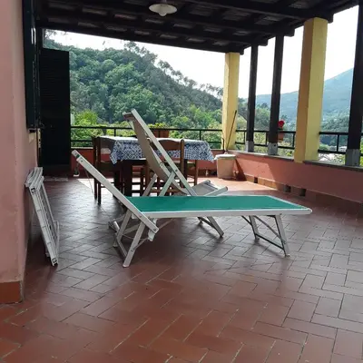 Vista generica sulle montagne o vista sulle montagne dall'interno dell'appartamento