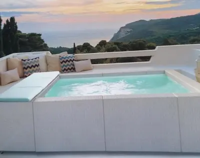 Vista generica sulle montagne o vista sulle montagne dall'interno della casa vacanze