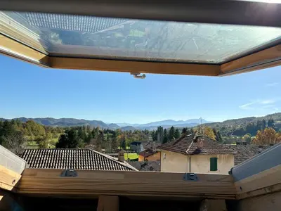 Vista generica sulle montagne o vista sulle montagne dall'interno dell'appartamento
