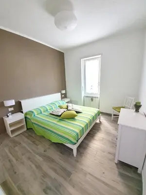 Letto o letti in una camera di WELCOME RIVIERA - FIOCCO DI MARE elegante e moderno appartamento completamente rinnovato situato in una zona tranquilla -toll parking at 15 euro per day to be booked in advance -subject to availability