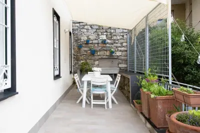 Balcone o terrazza di WELCOME RIVIERA - FIOCCO DI MARE elegante e moderno appartamento completamente rinnovato situato in una zona tranquilla -toll parking at 15 euro per day to be booked in advance -subject to availability