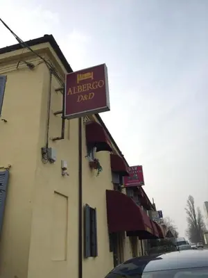 Certificato, attestato, insegna o altro documento esposto da albergo