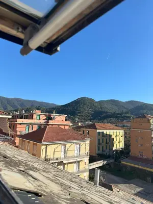 Vista generica sulle montagne o vista sulle montagne dall'interno dell'appartamento