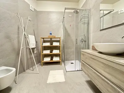 Bagno di Trilocale, 2 camere da letto, parcheggio gratuito