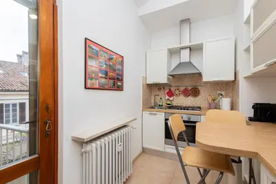 Cucina o angolo cottura di La Casa sui Tetti - Appartamento vista Duomo di Pavia