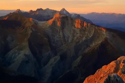 Vista generica sulle montagne o vista sulle montagne dall'interno della villa