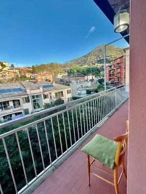 Vista generica sulle montagne o vista sulle montagne dall'interno dell'appartamento