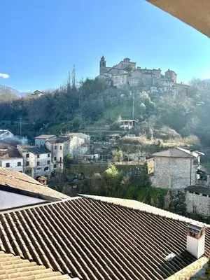 Vista generica sulle montagne o vista sulle montagne dall'interno dell'appartamento