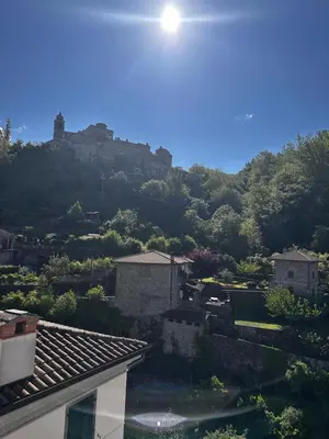 Vista generica sulle montagne o vista sulle montagne dall'interno dell'appartamento