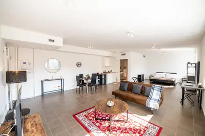 TV o dispositivi per l'intrattenimento presso Loft Smart Parma l Wi-Fi Fibra, Indipendente, Perfetto per Business e Coppie