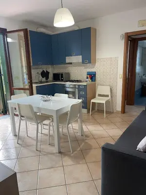Cucina o angolo cottura di HōM - Appartamento fino a 7 posti letto comodo al centro storico, al casello A1 e alla Stazione AV
